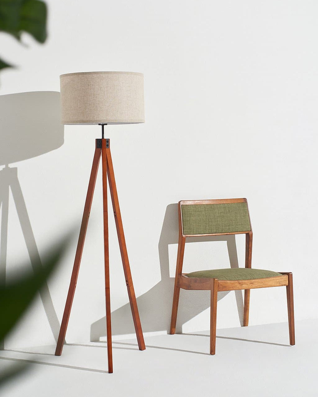 Wooden Tripod Floor Lamp – Fabric Drum Shade, 3-Way Dimmable LED, 152cm