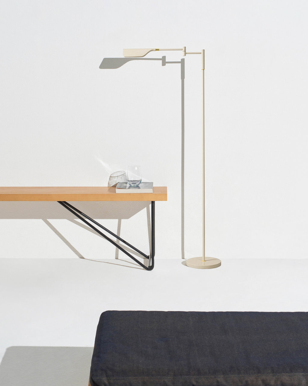 Leaf-Design Metal Floor Lamp – 3-Touch Dimmer LED, 135cm